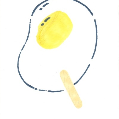 Desenho simples de ovo estrelado com contorno azul e gema amarelo, sobre fundo branco.