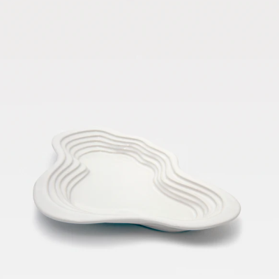 prato branco com linhas onduladas em relevo