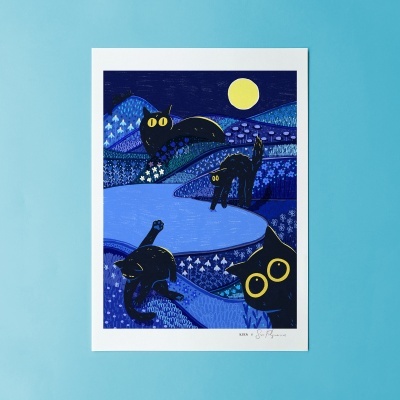 Poster com ilustração de gatos pretos em fundo azul com lua amarela