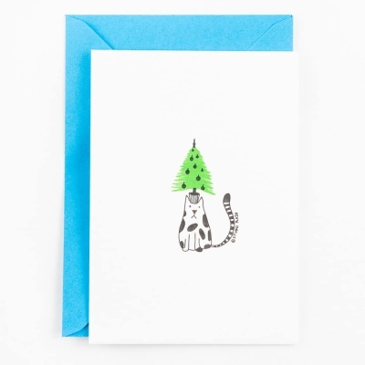 Cartão branco com gato e árvore de Natal verde, envelope azul
