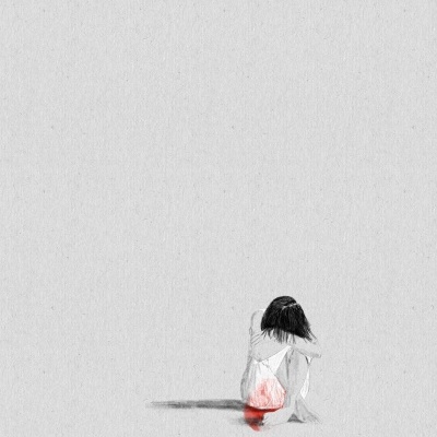 Figura humana sentada com roupa branca manchada de vermelho em fundo cinza claro