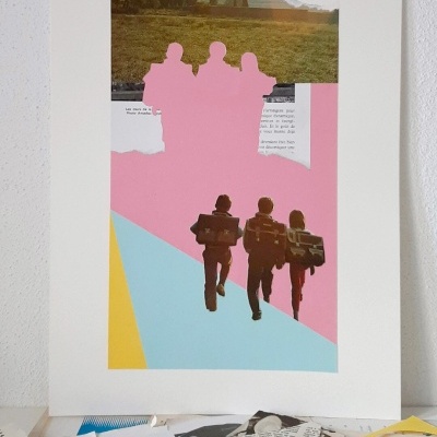 Poster com silhuetas de pessoas a caminhar num fundo colorido e uma paisagem no topo