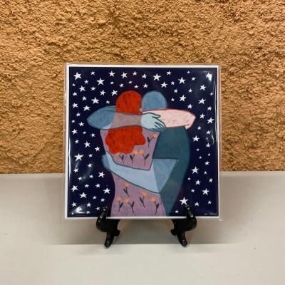 Azulejo decorativo com casal abraçado e fundo estrelado