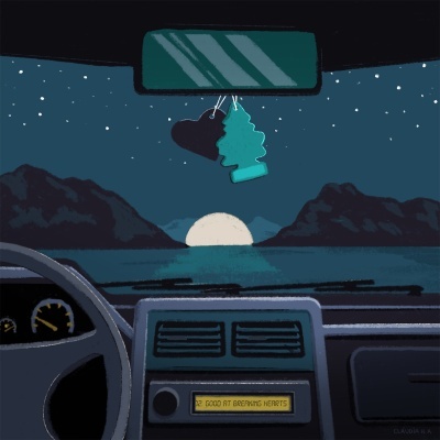 Interior de carro com ambientadores pendurados e rádio com texto visível durante a noite