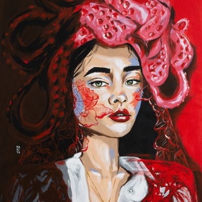 Pintura de mulher com adereço de cabeça vermelho, colar dourado, camisa branca e casaco vermelho e preto.