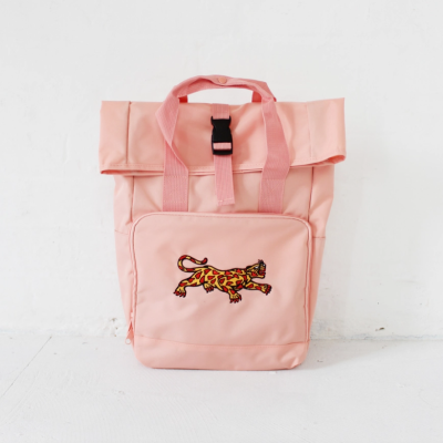Mochila rosa com bordado de leopardo colorido