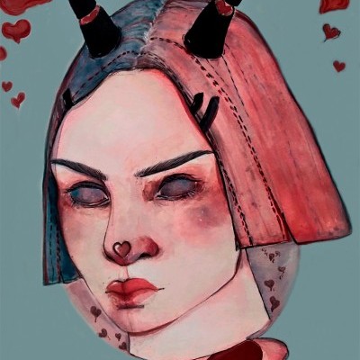 Ilustração de rosto feminino com cabelo vermelho e azul, dois chifres pretos com fumaça vermelha e corações no fundo