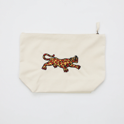 Necessaire off-white com onça estampada