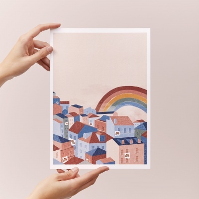 Cartaz com ilustração de casas coloridas e arco-íris em fundo rosa