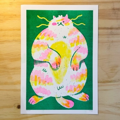 Ilustração colorida de gato sentado com fundo verde