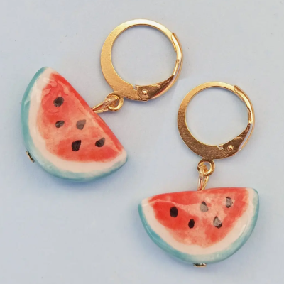 Brincos com pendentes em forma de fatia de melancia colorida