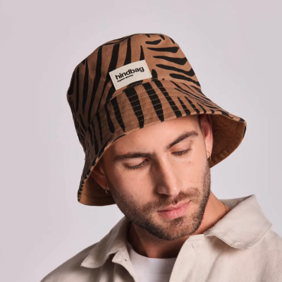 Chapéu de balde castanho com padrão animal print preto e etiqueta hindbag