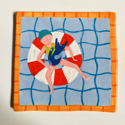 Azulejo com figura de pessoa com roupa de banho azul num salva-vidas vermelho e branco, fundo azul com padrão em grelha e borda laranja.