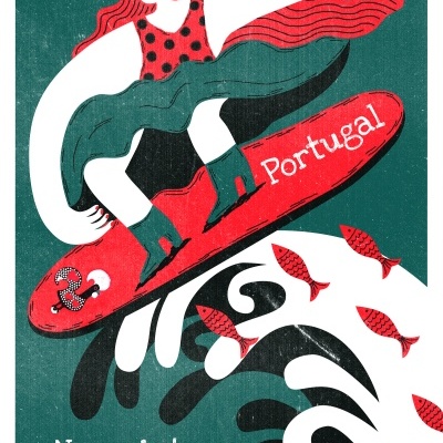 Ilustração gráfica de rapariga a fazer surf numa prancha vermelha com a palavra Portugal e texto na crista da onda.