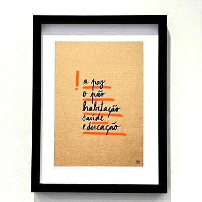 Quadro com cartaz manuscrito em papel castanho e moldura preta