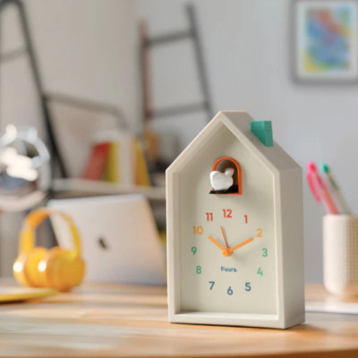 Relógio de secretária em forma de casa com pássaro branco e números coloridos