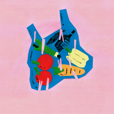 Recortes coloridos de legumes e garrafa em papel sobre fundo rosa.