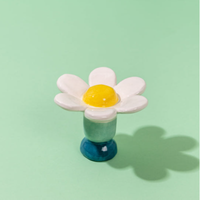Vaso decorativo em formato de flor em cerâmica com fundo verde claro