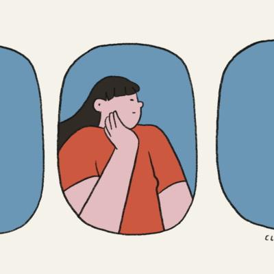 Mulher de camisola laranja olhando pela janela de avião