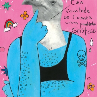 Ilustração de figura com corpo azul e cabeça de pombo, fundo rosa com flores e arco-íris
