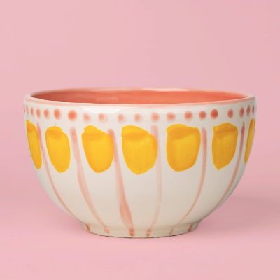 Taça de cerâmica branca com decoração amarela e rosa