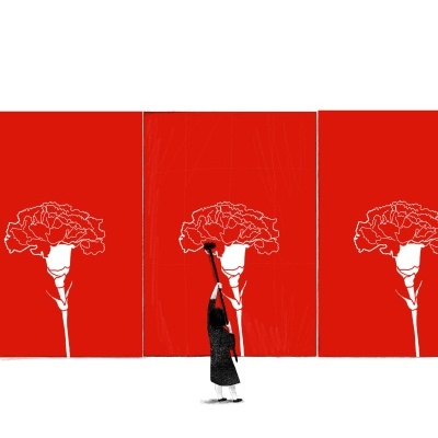 Ilustração de mulher segurando cravo com painéis vermelhos ao fundo.