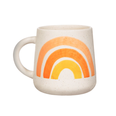 Caneca branca com padrão colorido de arco-íris