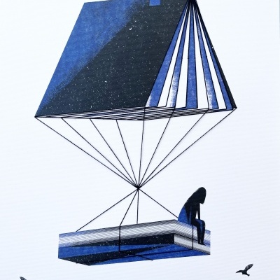 Ilustração de casa em forma de livro suspensa com figura humana e pássaros