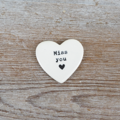 Coração decorativo em cerâmica branca com texto e coração preto