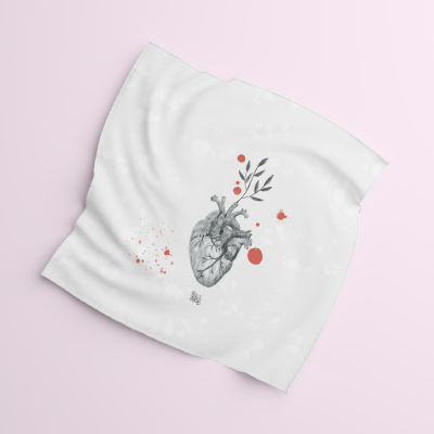 Lenço branco com estampa de coração humano e planta, manchas vermelhas, fundo rosa claro
