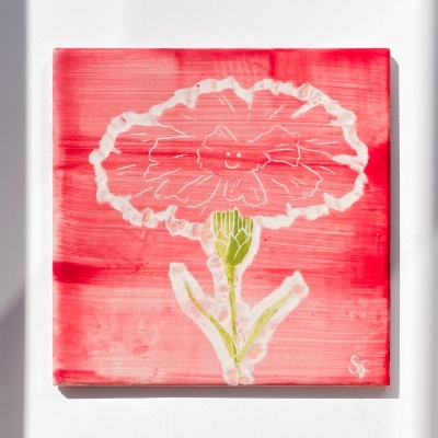 Pintura abstrata de flor branca com caule verde sobre fundo rosa e vermelho