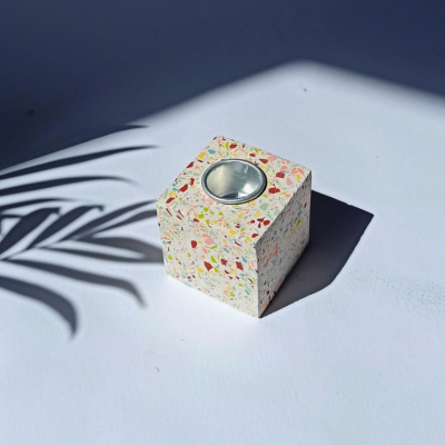 Castiçal quadrado de terrazzo colorido com orifício metálico no centro