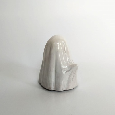 escultura cerâmica branca em forma de fantasma simples