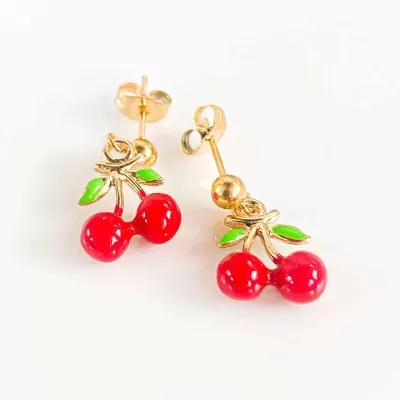 Brincos de cereja vermelhos com folhas verdes sobre fundo branco