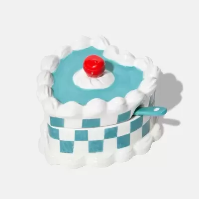 Caixa decorativa em cerâmica em forma de coração com tampa azul e botão vermelho