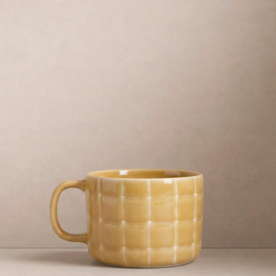 Caneca de cerâmica amarela com padrão quadriculado