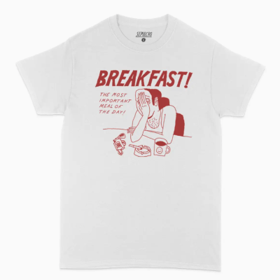 T-shirt branca com estampado vermelho e texto sobre o pequeno-almoço