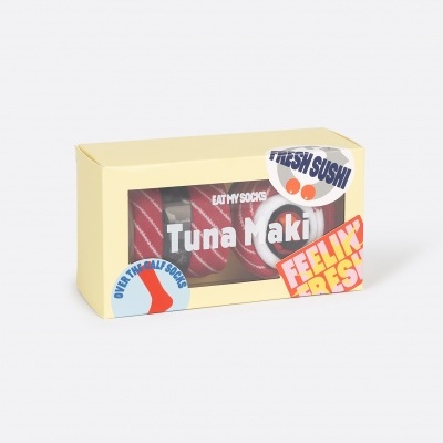 Caixa creme com conjunto de meias vermelhas em padrões variados