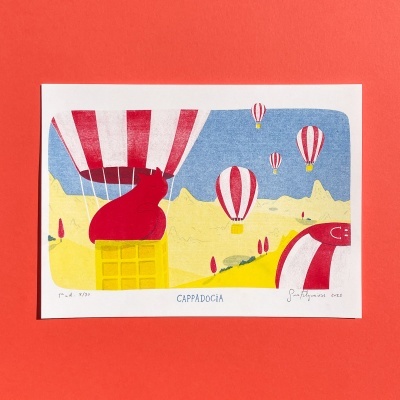 Ilustração colorida de balões de ar quente sobre paisagem montanhosa e céu azul