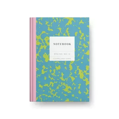 Caderno com capa azul e verde camuflado e lombada rosa