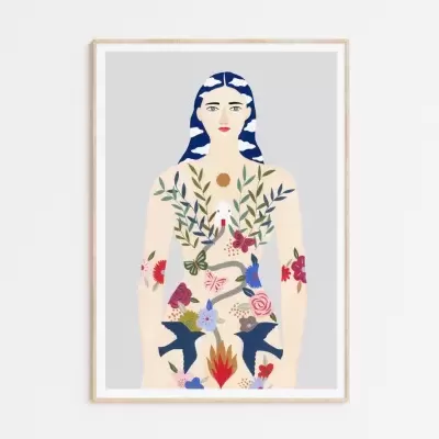 Poster artístico de figura feminina com flores e pássaros coloridos