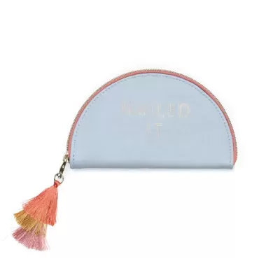 Carteira meia-lua azul com fecho rosa e borlas coloridas, texto dourado