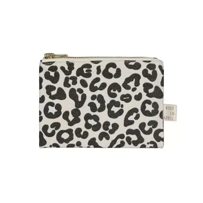 Carteira pequena com padrão animal print preto e bege com fecho dourado