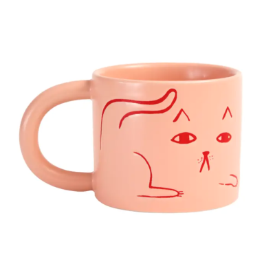 Caneca cor de salmão com desenho de gato em linhas vermelhas