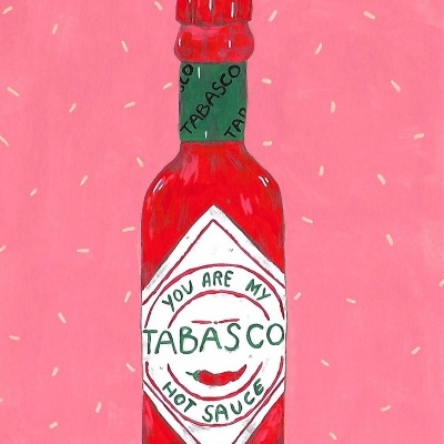 Desenho de garrafa de molho Tabasco vermelho sobre fundo rosa com traços brancos