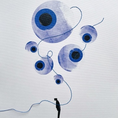 Ilustração com figura humana segurando fio ligado a círculos azuis similiares a olhos