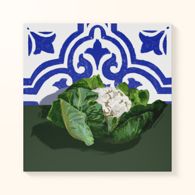 Couve-flor com folhas verdes sobre superfície verde e azulejo azul e branco ao fundo