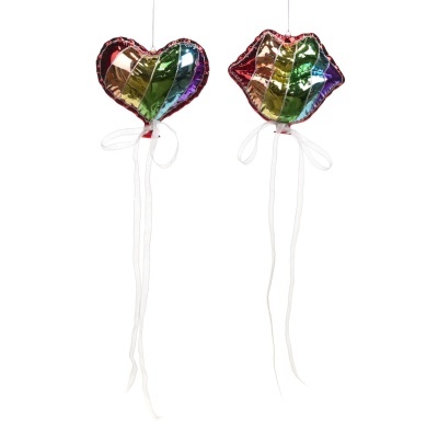 Balões em formato de coração e lábios com padrão arco-íris