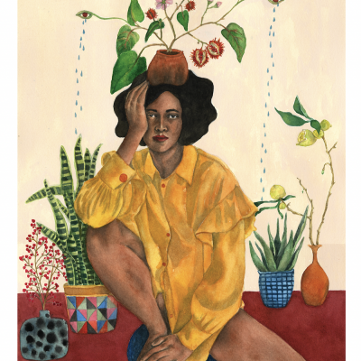 Mulher com camisa amarela entre vasos de plantas coloridos sobre fundo bege e superfície vermelha