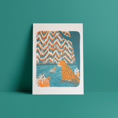 Ilustração de dois tigres junto a um rio com árvores ao fundo, cores laranja, azul e verde
